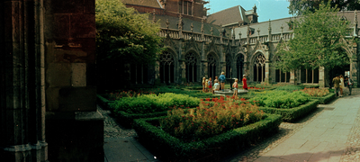 120938 Gezicht op de zuidwesthoek van de kruisgang van de Dom te Utrecht.
